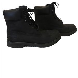 Women’s Timberland Black Boots Size 8M Mark on the right boot on the left side.